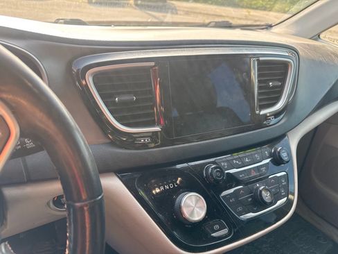 Used 2020 Chrysler Pacifica Touring-L w/ Advanced Safetytec Group FWD image 4