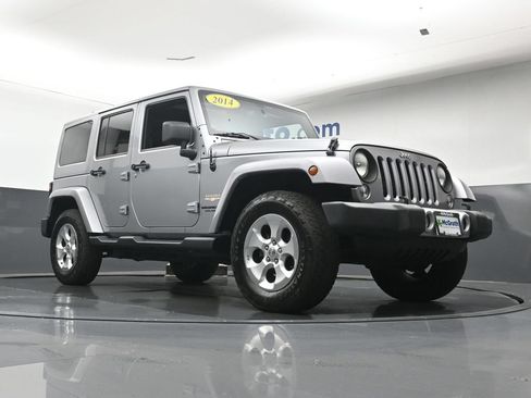 Used 2014 Jeep Wrangler Unlimited Sahara w/ Connectivity Group AWD/4WD image 26