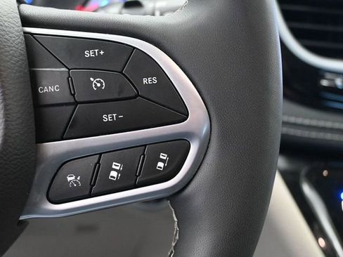 Used 2023 Chrysler Pacifica Limited image 37