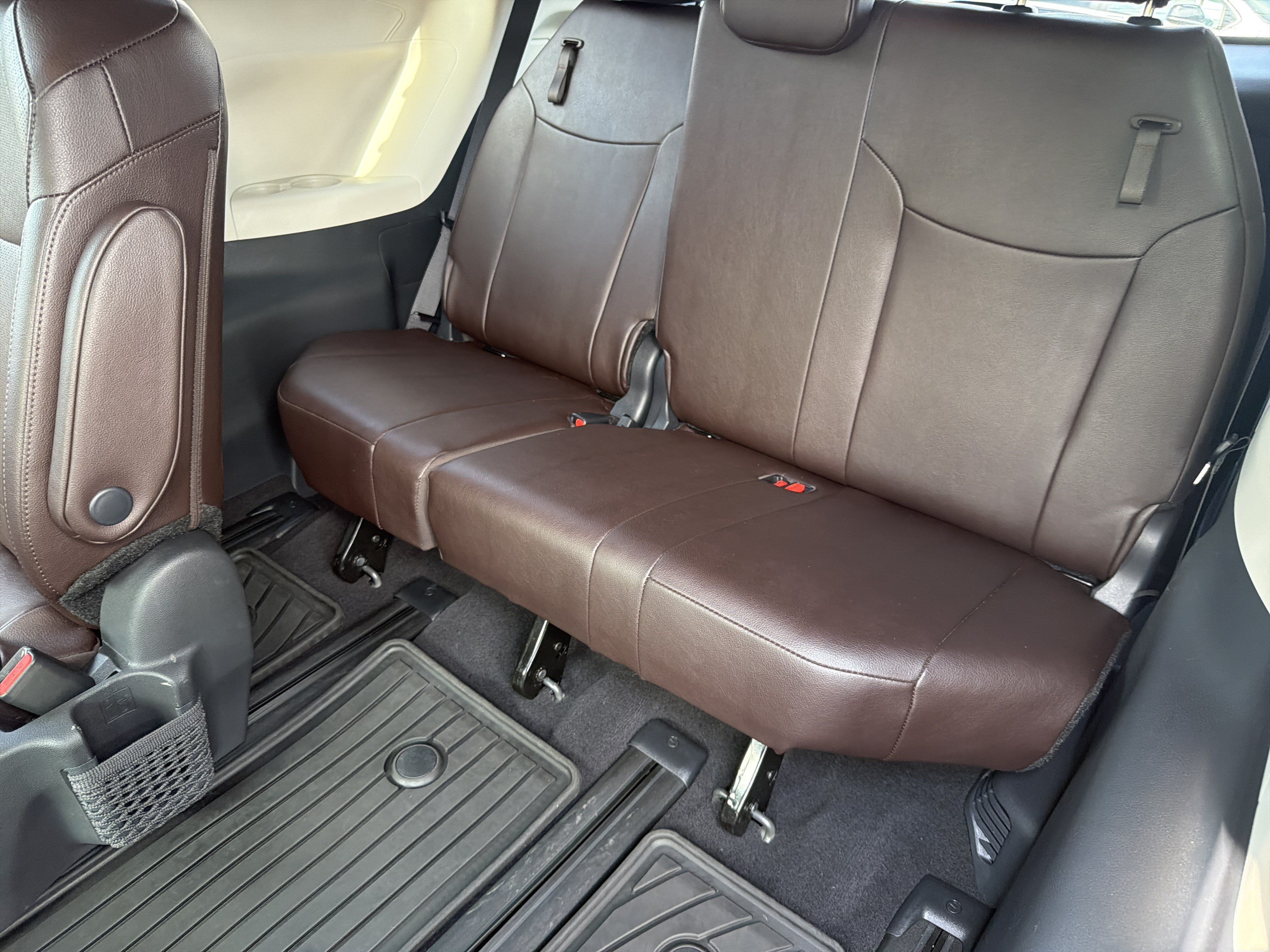 Certified 2024 Toyota Sienna Platinum FWD image 29