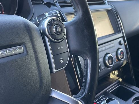 Used 2018 Land Rover Discovery SE image 25