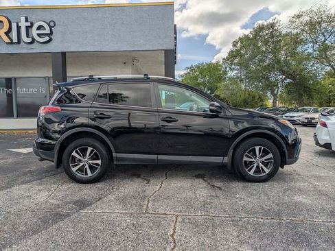 Used 2017 Toyota RAV4 XLE AWD/4WD image 4