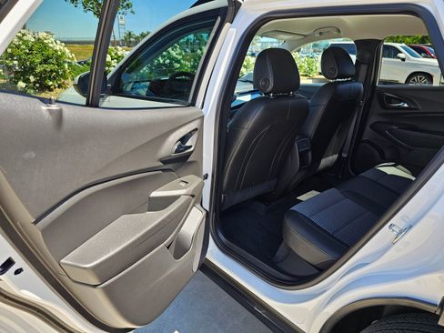 Used 2025 Chevrolet Trax LT image 17