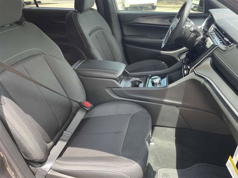 New 2025 Jeep Grand Cherokee L Laredo image 36