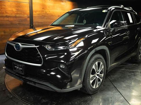 Used 2022 Toyota Highlander XLE FWD image 2