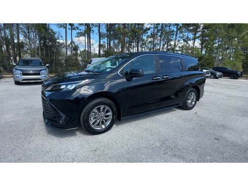 Used 2025 Toyota Sienna XLE image 5