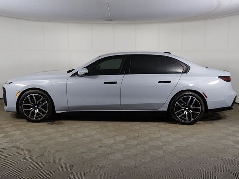 Used 2025 BMW i7 xDrive60 w/ Premium Package image 16