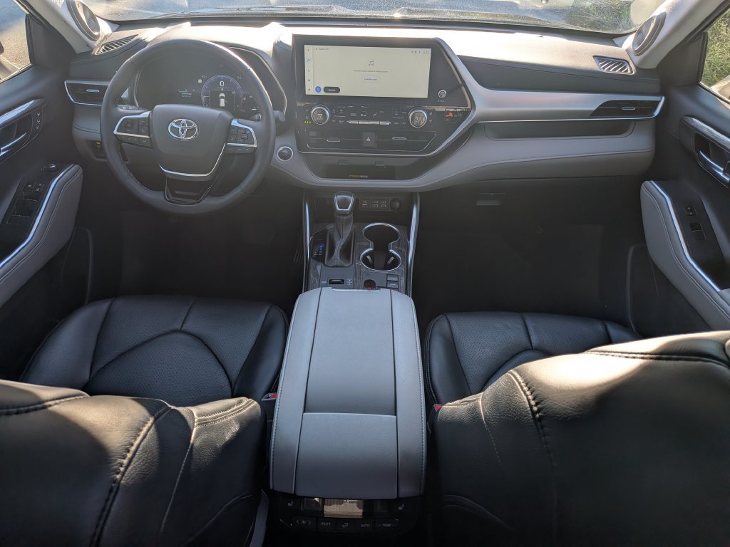 Used 2024 Toyota Highlander Platinum FWD image 29