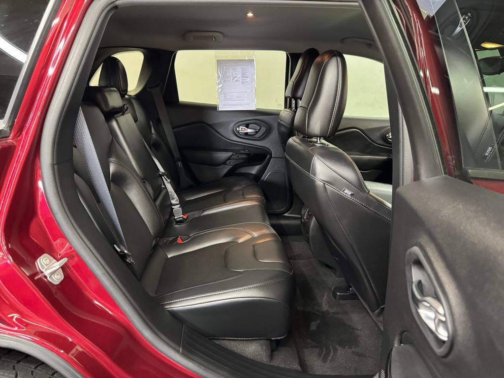 Used 2021 Jeep Cherokee Latitude Plus FWD image 28