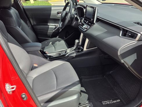 Certified 2022 Toyota Corolla Cross XLE w/ Convenience Package image 11