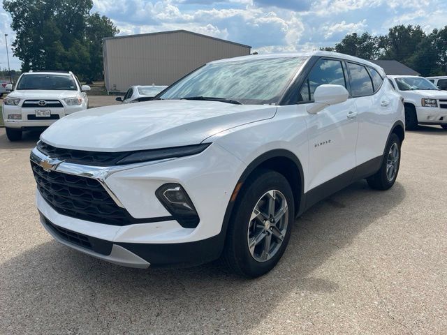Used 2026 Chevrolet Blazer LT FWD image 2