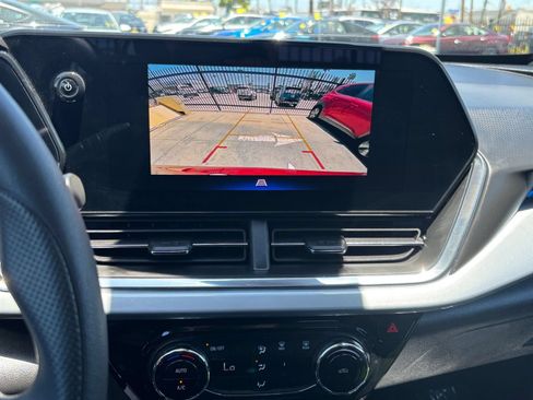 Used 2025 Chevrolet Trax LT FWD image 24