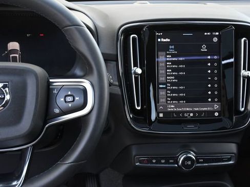 Used 2023 Volvo XC40 Recharge Plus image 11