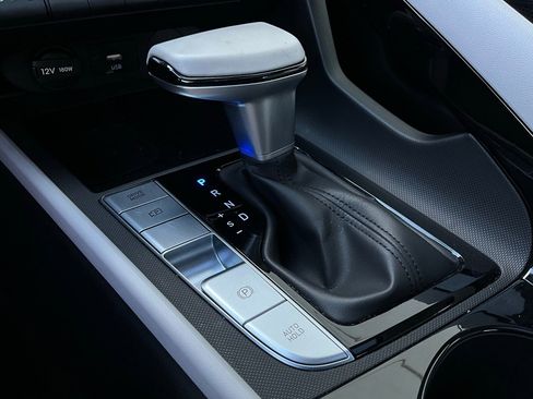 Used 2025 Hyundai Elantra Limited image 24