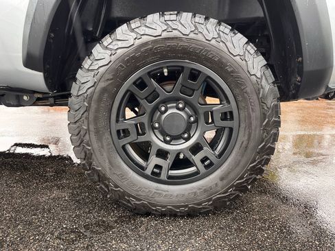 Used 2020 Toyota Tacoma TRD Off-Road image 10