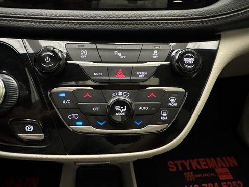 Used 2020 Chrysler Pacifica Limited FWD image 37