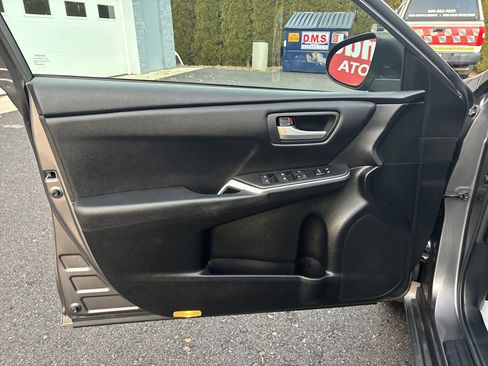 Used 2017 Toyota Camry SE image 16