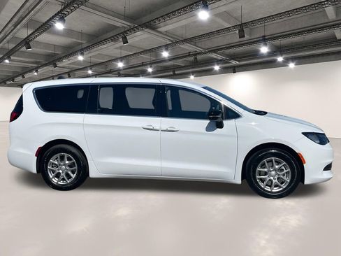 Used 2026 Chrysler Voyager LX FWD image 17