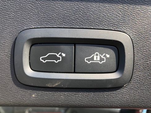 Used 2023 Volvo XC40 B5 Ultimate w/ Protection Package Premier image 38