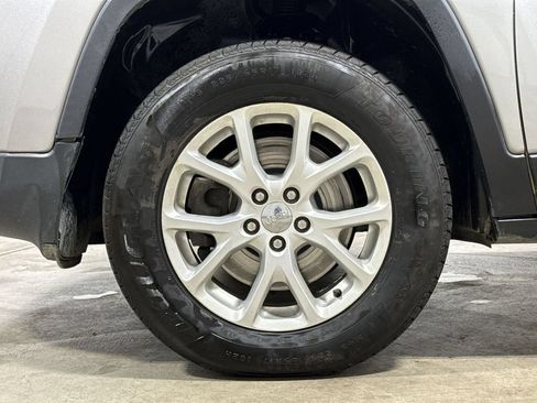 Used 2017 Jeep Cherokee Latitude AWD/4WD image 26