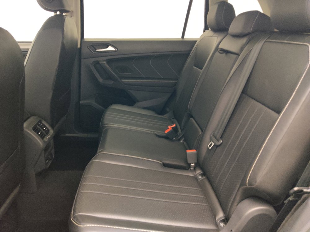 Used 2023 Volkswagen Tiguan SE w/ Panoramic Sunroof Package FWD image 18