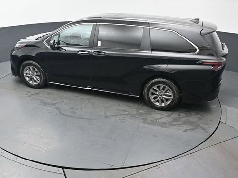 Used 2025 Toyota Sienna XLE image 45