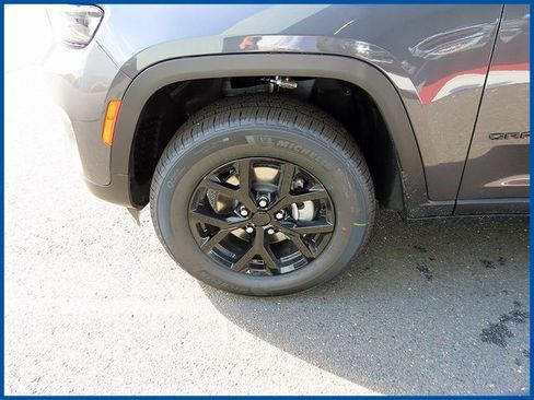 New 2025 Jeep Grand Cherokee Altitude image 5