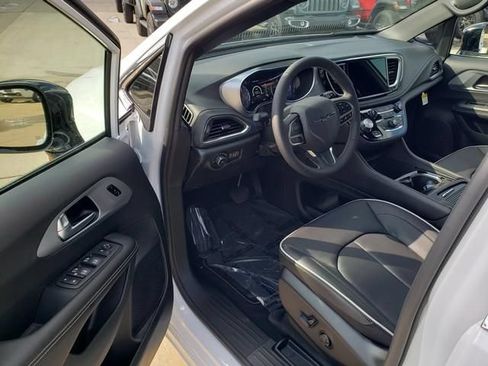 New 2026 Chrysler Pacifica Limited AWD/4WD image 6