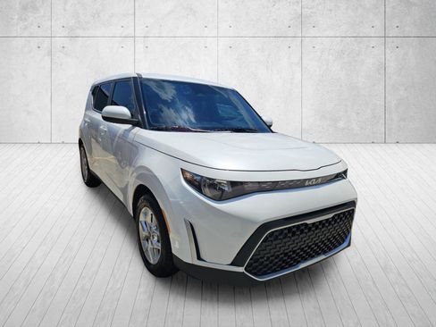 Used 2025 Kia Soul LX w/ LX Technology Package FWD image 2
