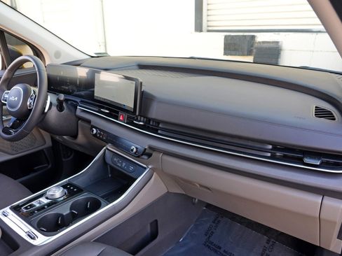 Used 2025 Kia Carnival SX FWD image 15