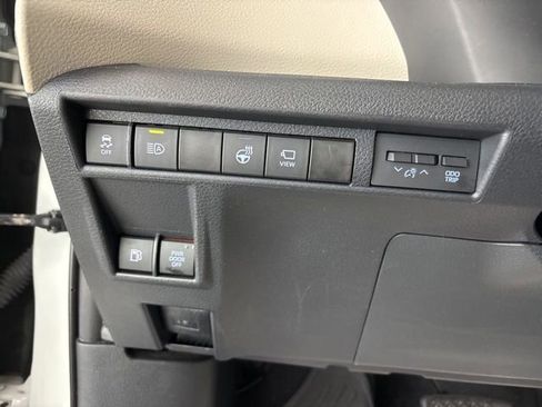 Used 2021 Toyota Sienna Platinum image 37