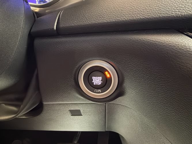 Used 2025 Chrysler Pacifica Select FWD image 18