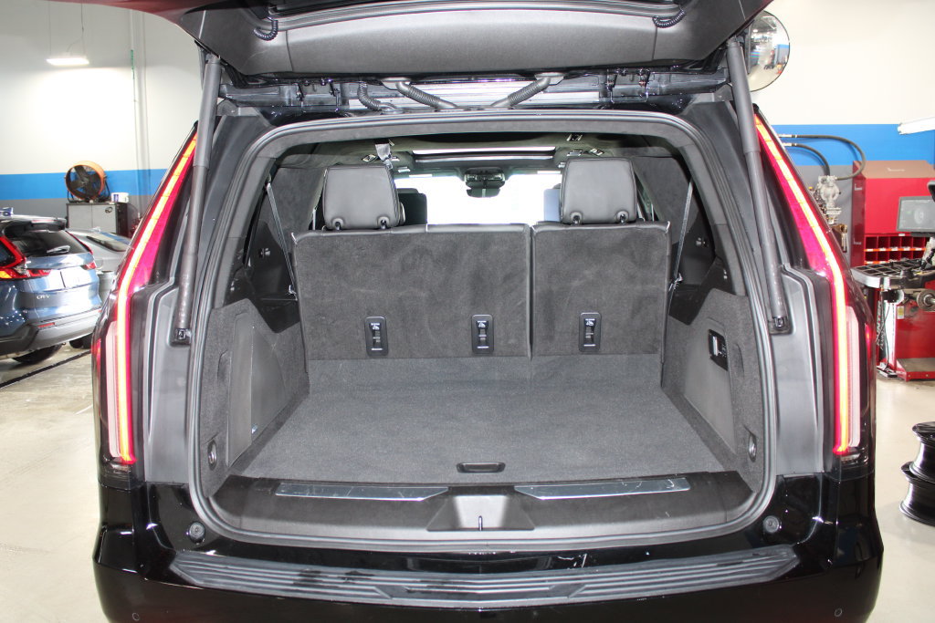Used 2023 Cadillac Escalade ESV Sport Platinum w/ LPO, ONYX Package AWD/4WD image 28