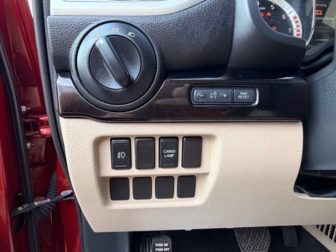 Used 2018 Nissan Titan SV AWD/4WD image 19