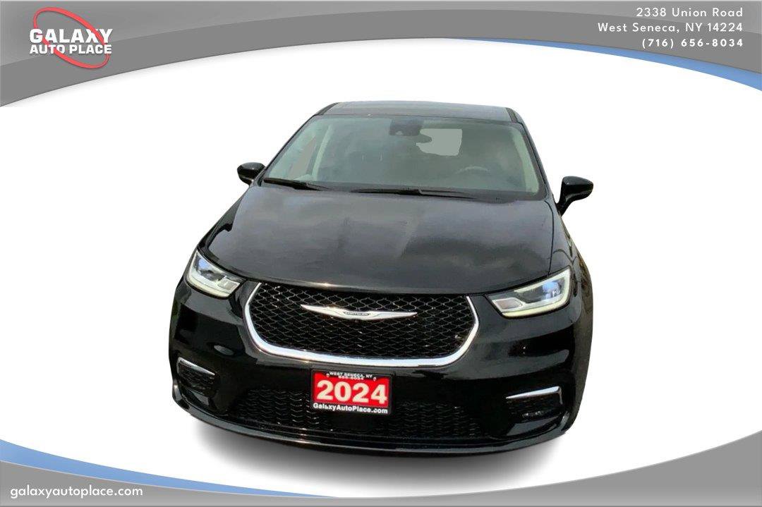 Used 2024 Chrysler Pacifica Touring-L FWD image 2