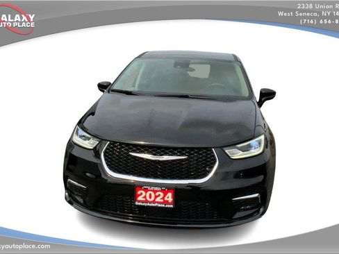 Used 2024 Chrysler Pacifica Touring-L FWD image 2