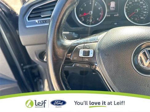 Used 2018 Volkswagen Tiguan SE w/ Panoramic Sunroof Package image 31