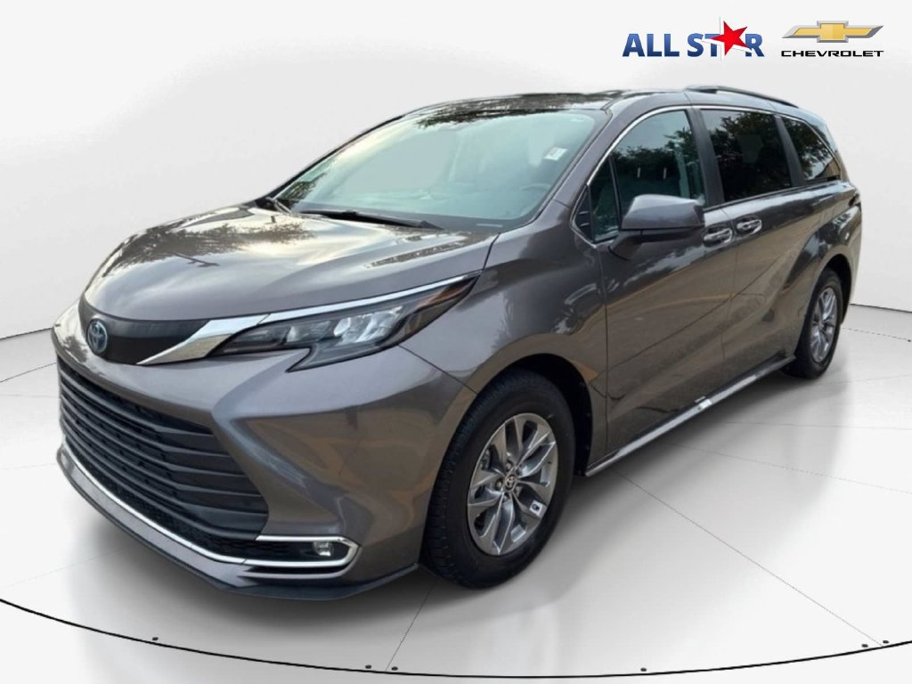 Used 2024 Toyota Sienna XLE FWD image 3
