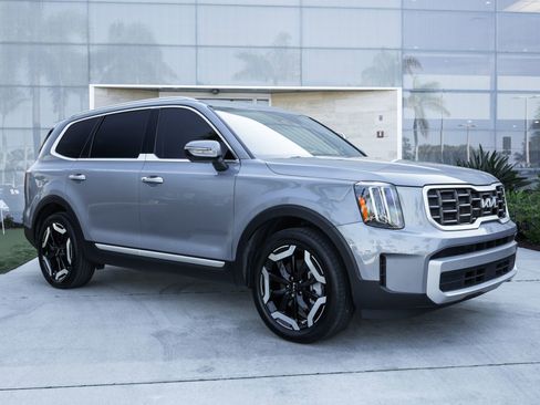 Used 2023 Kia Telluride S w/ S Sunroof Package FWD image 3