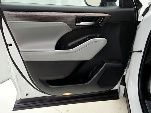 Used 2023 Toyota Highlander Limited image 35