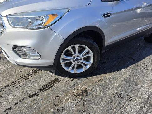 Used 2017 Ford Escape SE image 2