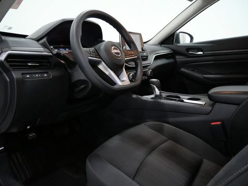 Used 2025 Nissan Altima 2.5 SV FWD image 11