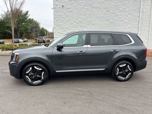Used 2024 Kia Telluride S w/ S Sunroof Package image 3