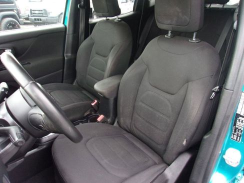 Used 2019 Jeep Renegade Latitude FWD image 7