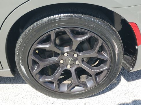 Used 2019 Chrysler 300 S image 7