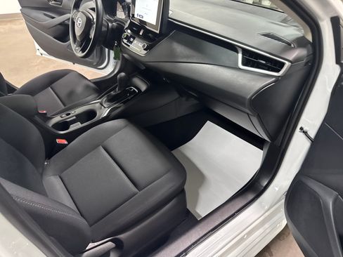 Used 2025 Toyota Corolla LE FWD image 38