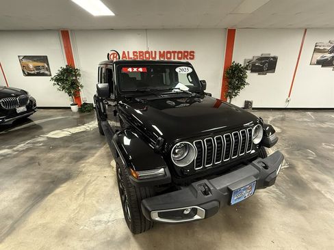 Used 2025 Jeep Wrangler Unlimited Sahara image 3