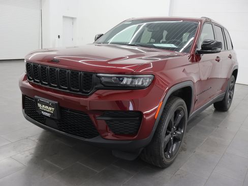 Used 2023 Jeep Grand Cherokee Altitude AWD/4WD image 7