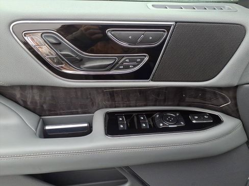 Used 2019 Lincoln Navigator Reserve image 11