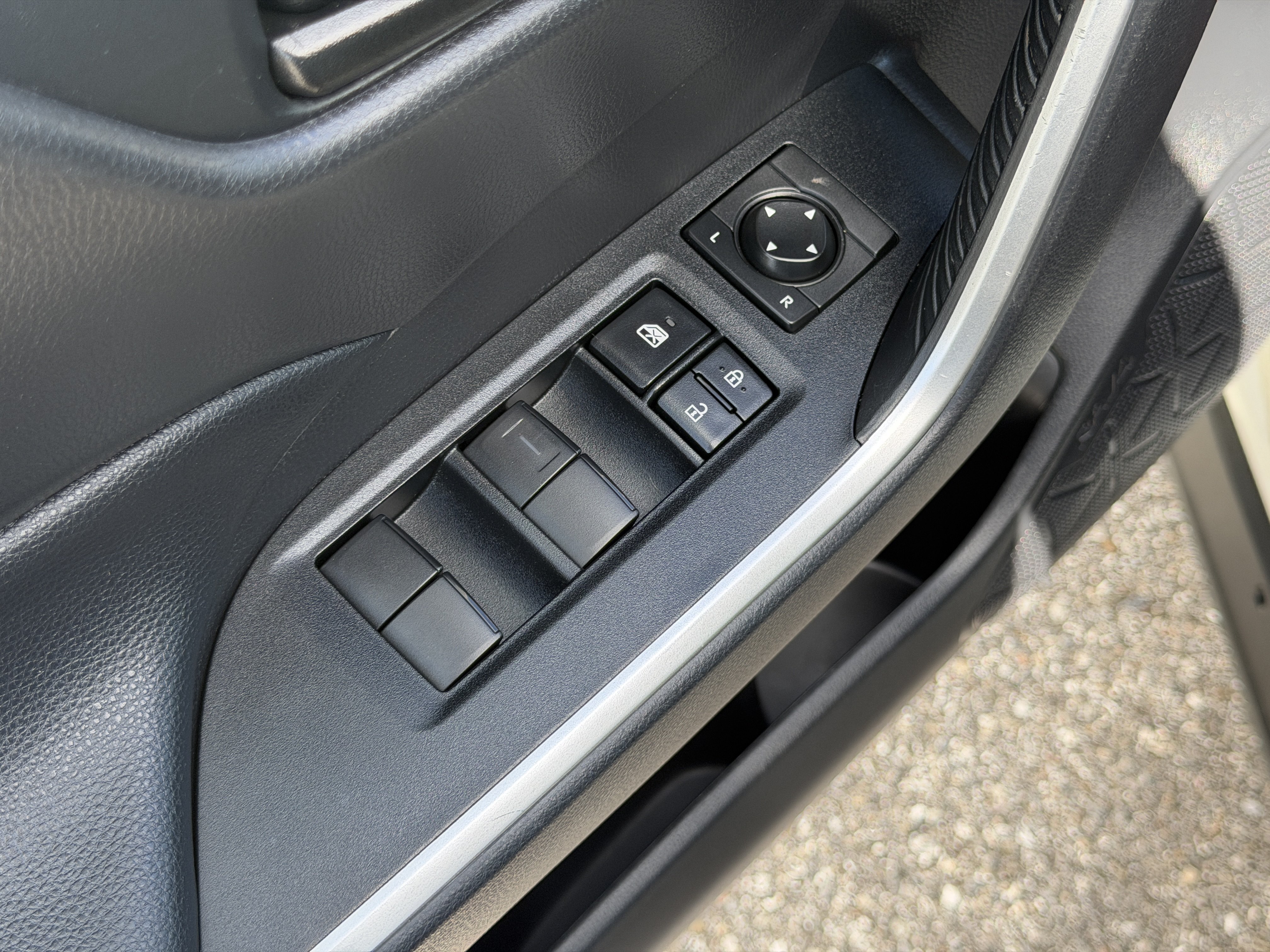 Used 2019 Toyota RAV4 LE FWD image 19